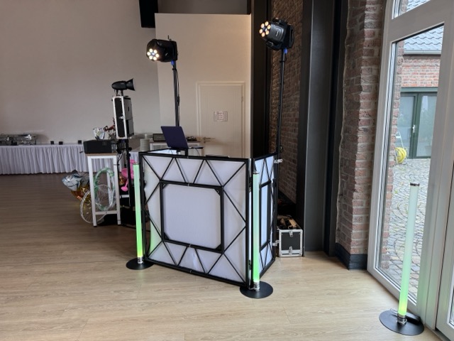 Das DJ-Setup auf einen Blick – Fotobox im Hintergrund