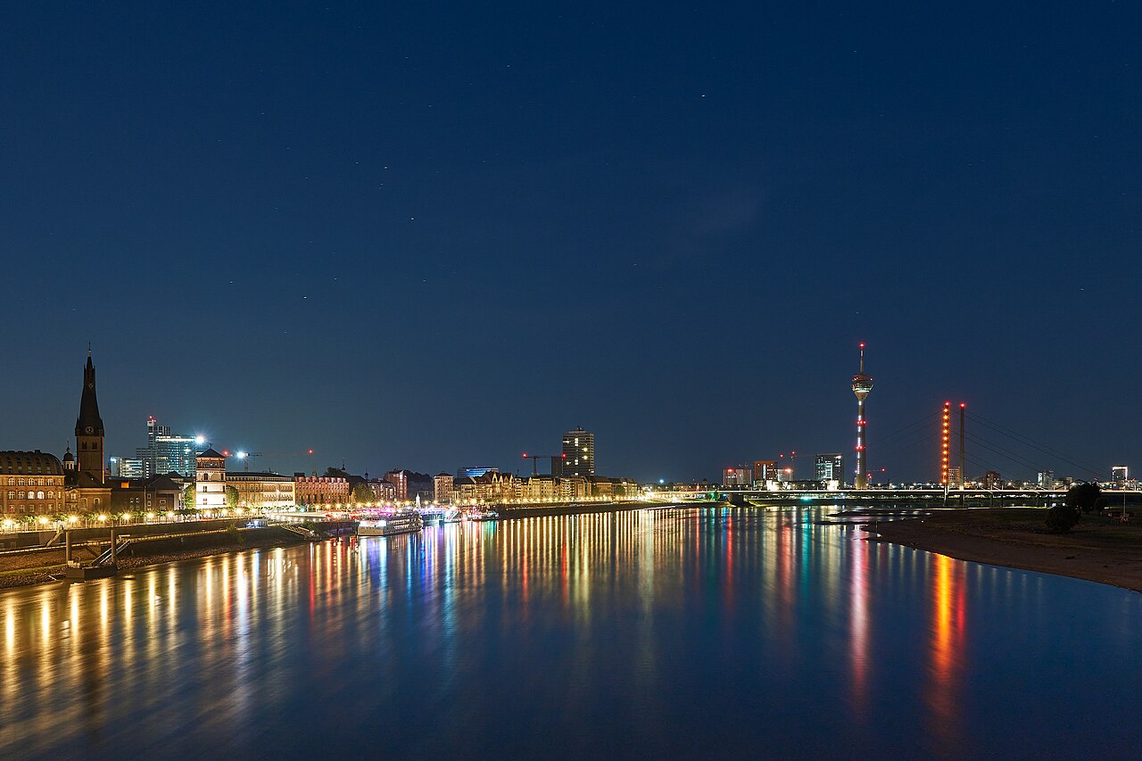 Düsseldorf Skyline zur blauen Stunde Düsseldorf Rheinufer &ndash; romantische Hochzeitsatmosphäre in der Landeshauptstadtndash; Rheinpanorama mit Rheinturm und Altstadt