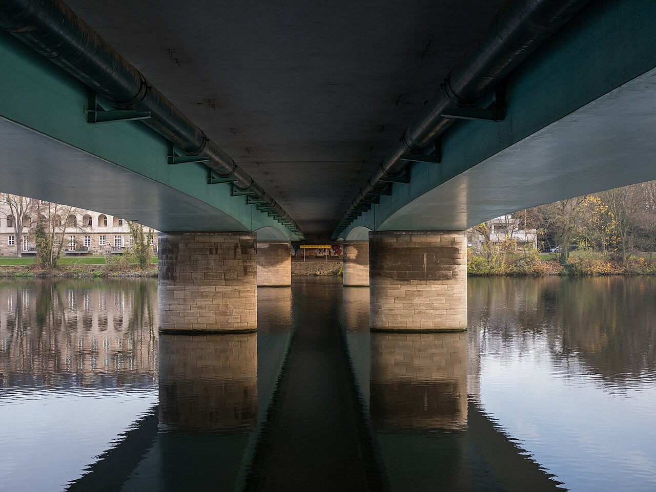 Schlossbrücke Mülheim an der Ruhr Ruhrufer Mülheim &ndash; romantische Flusskulisse für Hochzeiten im Ruhrgebiet &ndash; historische Brücke über die Ruhr mit Schloss Broich im Hintergrund