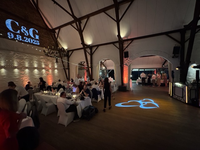 Custom Gobo Lichtprojektion mit Brautpaar-Namen bei einer Hochzeit