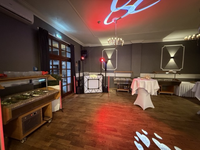 DJ TOBYN Equipment-Setup bei einer Hochzeitsfeier