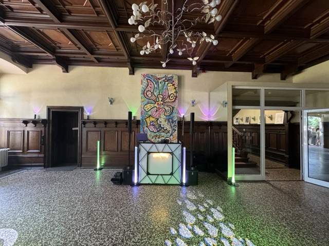 DJ TOBYN Setup mit Lichtshow bei einer Hochzeit