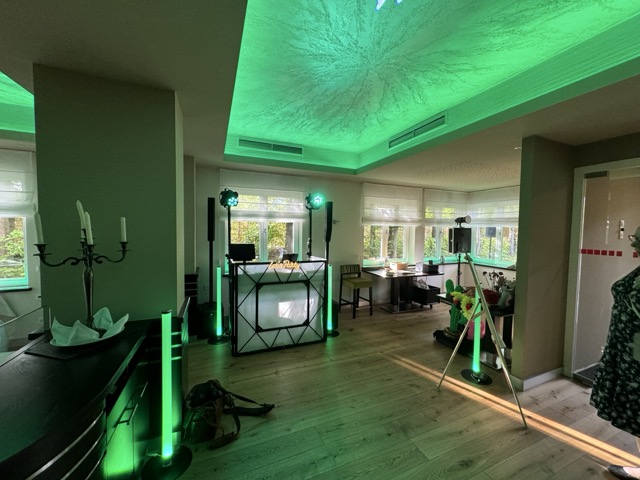 Kompaktes DJ TOBYN Setup für kleinere Hochzeitsfeiern