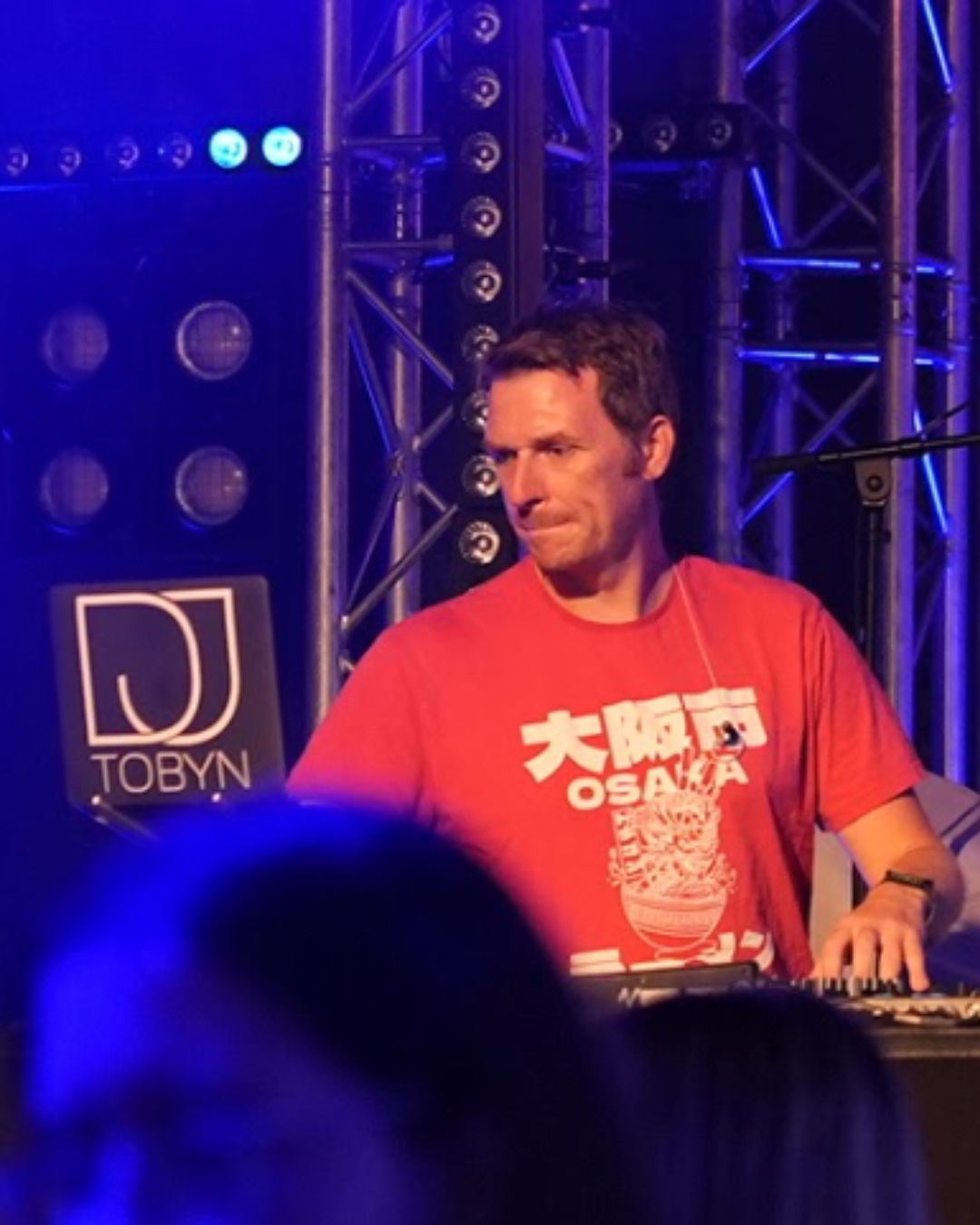 DJ TOBYN beim Auftritt